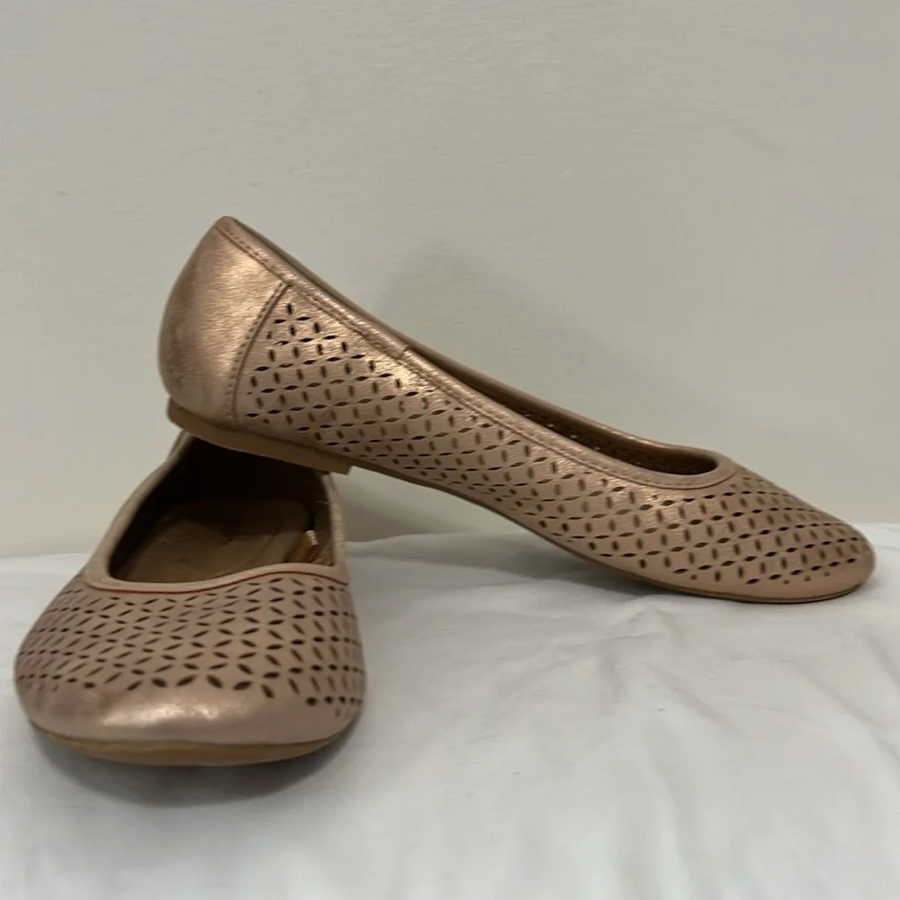 White mountain rose gold cut out detail flat in size 9